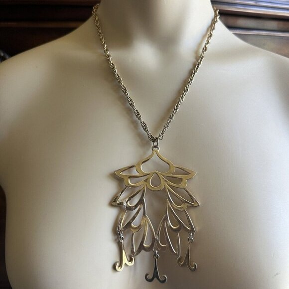 Vintage MCM Necklace Gold Tone Floral Fluted Dangle Pendant Fashion 19" Chain - Picture 1 of 7